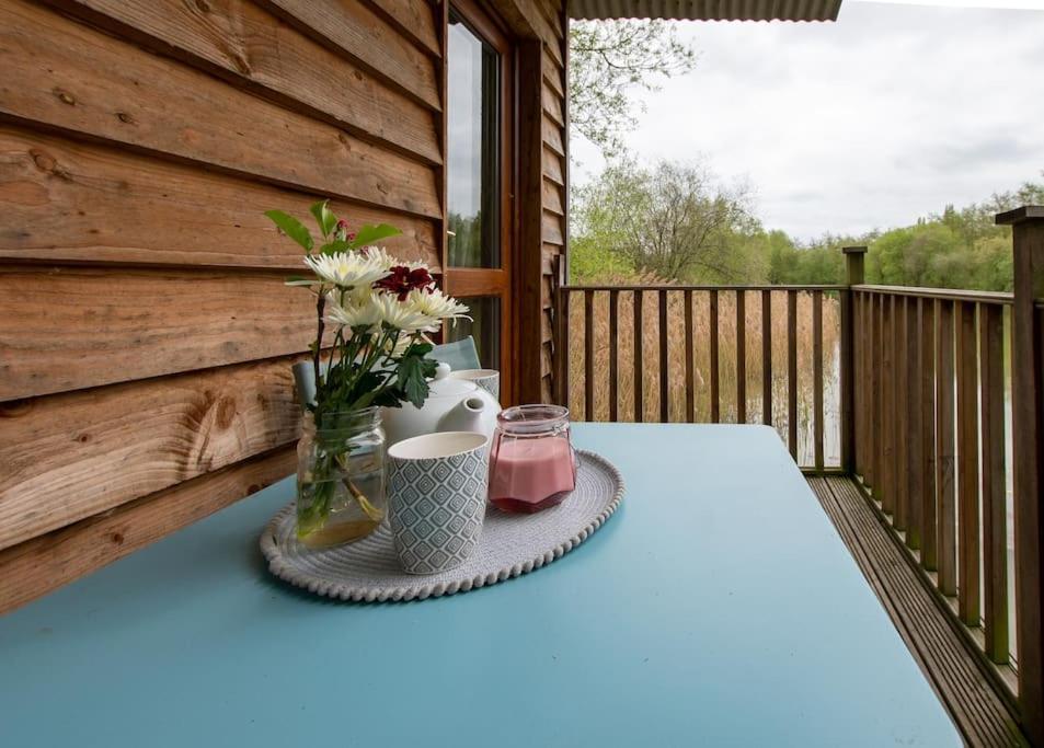 Lakeside Cabin On Stilts- 'Kingfisher' Rous Lench Esterno foto