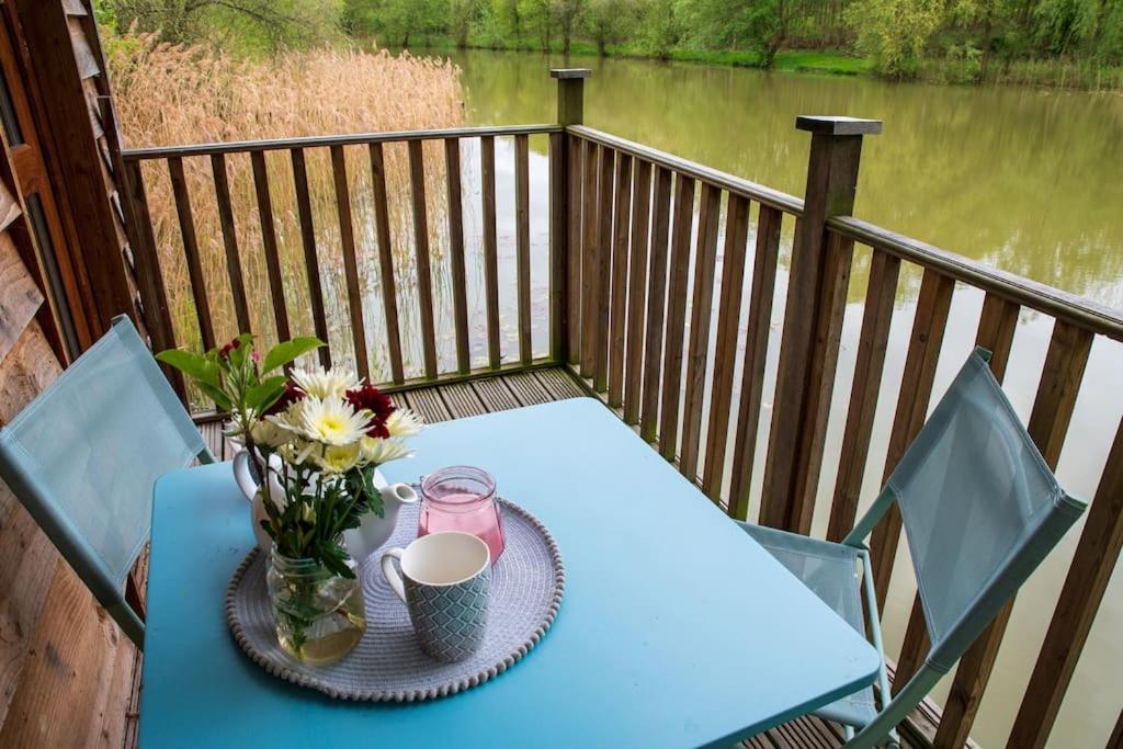 Lakeside Cabin On Stilts- 'Kingfisher' Rous Lench Esterno foto